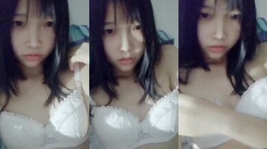 Cô gái ngực nhỏ dễ thương chụp ảnh tự sướng trên giường