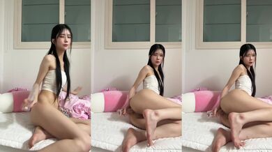 Cô gái tự sướng bằng dương vật giả