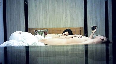 Người phụ nữ trẻ chụp selfie tình dục trong khách sạn 1