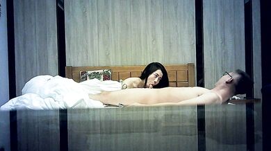 Người phụ nữ trẻ chụp selfie tình dục trong khách sạn 1