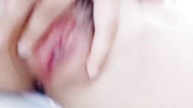 妹がマンコを広げて自撮りする