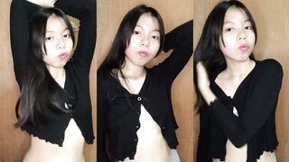 Cute Thai college girl exposes her breasts in a selfie