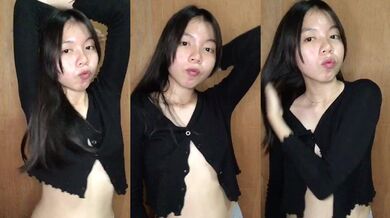 Cute Thai college girl exposes her breasts in a selfie