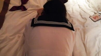セーラー服の少女が後ろから犯される姿を初めて見る