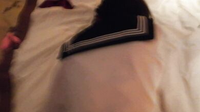 セーラー服の少女が後ろから犯される姿を初めて見る