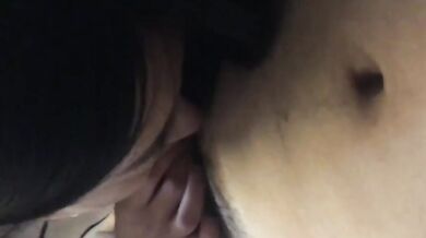 長い脚のホットなモデルがフェラを受ける