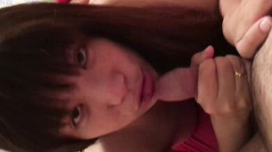 Người phụ nữ trẻ Đài Loan thổi kèn