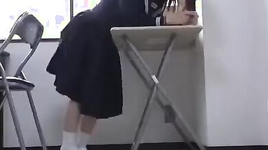 制服 おしっこ