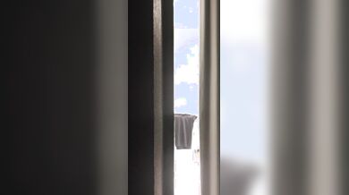 隔壁鄰居年輕金髮美女不知道為什麼對著窗把裙子掀起來給我免費看她粉紅色小內褲