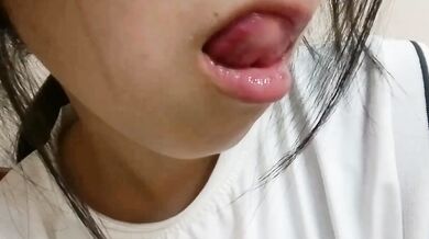 巨乳高中妹抓奶挖穴