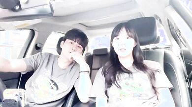 情侶在車内唱歌舔奶，女生可愛，表情驚訝