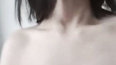 短發奶妹床上全裸抓奶