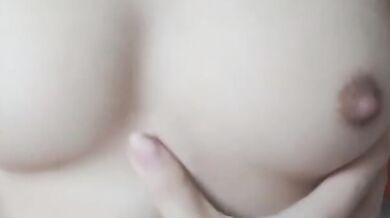 短發奶妹床上全裸抓奶
