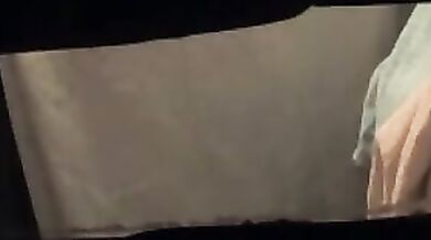 從窗口小縫偷看表姊洗澡完擦乾身體