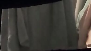 從窗口小縫偷看表姊洗澡完擦乾身體