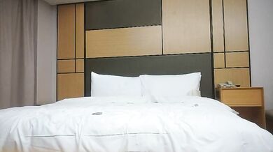 Tanhuaの美乳と清純セレブ顔のパイルドライバーで激しく突きまくる