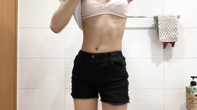 Nữ sinh trung học lột đồ và chụp selfie 19