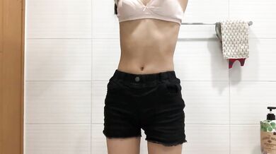 Nữ sinh trung học lột đồ và chụp selfie 19