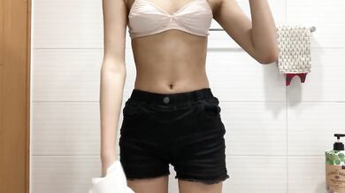 Nữ sinh trung học lột đồ và chụp selfie 19