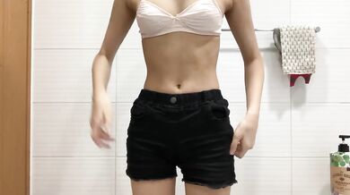 Nữ sinh trung học lột đồ và chụp selfie 19