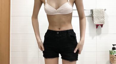 Nữ sinh trung học lột đồ và chụp selfie 19