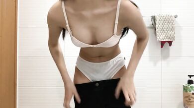 Nữ sinh trung học lột đồ và chụp selfie 19