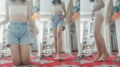 Cô gái gợi cảm đeo kính cởi đồ và chụp ảnh tự sướng