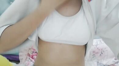 かわいい妹が寝室で胸を触る