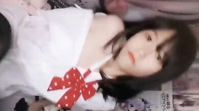 Cô gái đĩ dễ thương mặc đồng phục và vớ đen quyến rũ