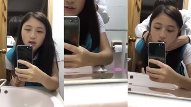 Sinh viên Hong Kong chụp ảnh selfie trong toilet