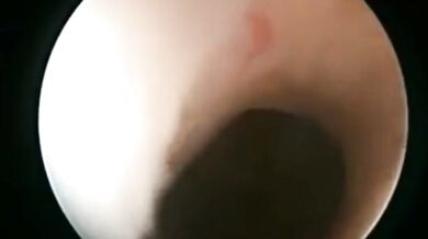 美しい女性の体を見て、彼女のアソコを広げ、さらには彼女の子宮にドリルで穴を開けますか？ ！