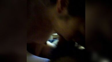 台湾の少女が頭を押さえられ、フェラチオをされる