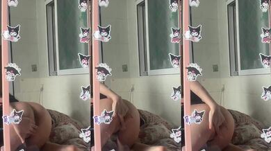 Cô gái núm vú thủ dâm trước gương trên giường và hét lên