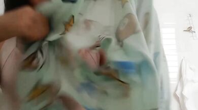 妹妹對鏡抓奶穿內衣