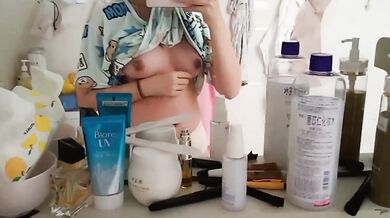 Em gái tôi ôm ngực và mặc nội y trước gương