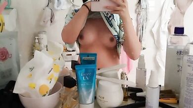 妹妹對鏡抓奶穿內衣