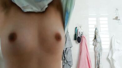 妹妹對鏡抓奶穿內衣