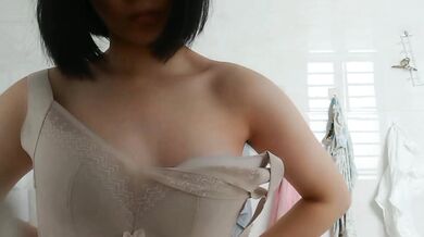 妹妹對鏡抓奶穿內衣