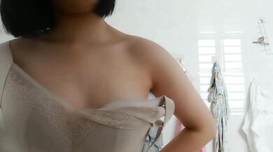 妹妹對鏡抓奶穿內衣