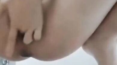 High school girlfriend masturbates and squirts