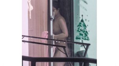 Nóng quá! Người hàng xóm béo sẽ thoải mái hơn khi không mặc quần áo!