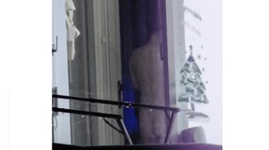 暑すぎるよ！太った隣人たちは服を着ないほうが快適だろう！