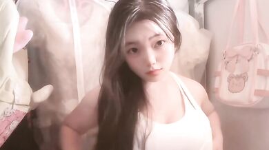 Tương phản với con điếm ngực bự