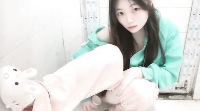 Tương phản với con điếm ngực bự