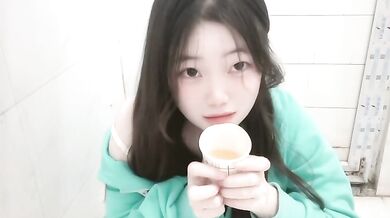 Tương phản với con điếm ngực bự