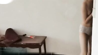 Một cô gái không mặc nội y nhặt đồ ăn mang về và yêu cầu người giao hàng chạm vào mình