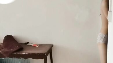 Một cô gái không mặc nội y nhặt đồ ăn mang về và yêu cầu người giao hàng chạm vào mình