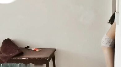 Một cô gái không mặc nội y nhặt đồ ăn mang về và yêu cầu người giao hàng chạm vào mình