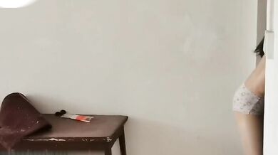 Một cô gái không mặc nội y nhặt đồ ăn mang về và yêu cầu người giao hàng chạm vào mình