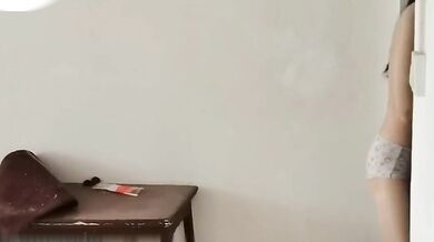 Một cô gái không mặc nội y nhặt đồ ăn mang về và yêu cầu người giao hàng chạm vào mình